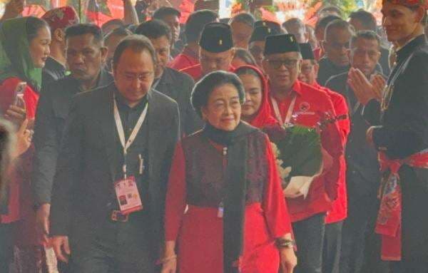 Tiba di Arena Rakernas PDIP, Megawati Didampingi Prananda hingga Pramono Anung