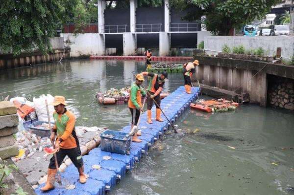Ribuan Pasukan Oranye Disiagakan Tangani Sampah Imbas Banjir di Jakarta