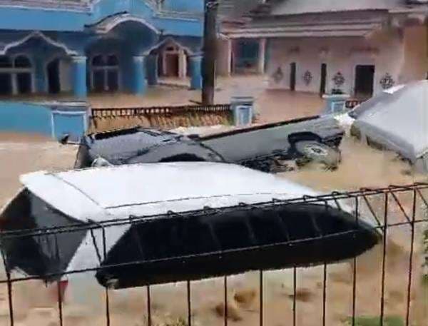 Heboh! Video Viral Sejumlah Mobil di Sukabumi Terseret Arus Banjir, Ini Penjelasan BPBD