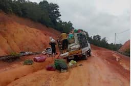 Akses Jalan Penghubung Pelabuhan  Penarek Memprihatinkan, Warga Desak Perbaikan