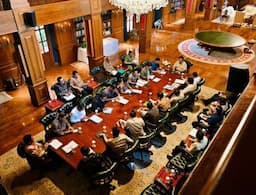 Seskab Teddy : Presiden Prabowo Tancap Gas Tangani Bencana dan Jaga Stabilitas Nataru