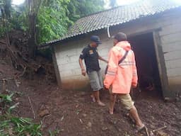 Tanah Longsor Menimpa Rumah Warga di Sumbermalang, Dapur dan Kamar Mandi Rusak