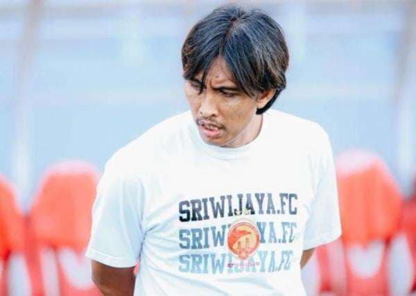 Ekspresi Terpukul Budi Sudarsono Lihat Sriwijaya FC Kalah 0-15 dari Adhyaksa FC Banten