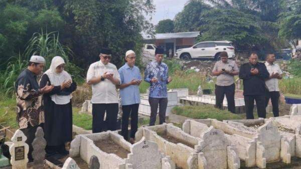 Keluarga Besar UISU Ziarah Kubur Pendiri dan Mantan Rektor