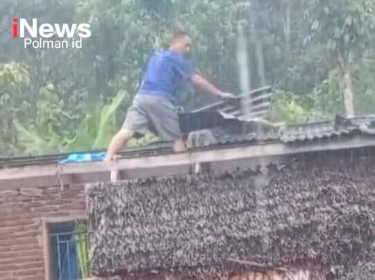Atap Rumah Warga Desa Riso Terbang Diterjang Angin Kencang, Warga Sekitar Turun Tangan Atap Rumah Warga Desa Riso Terbang Diterjang Angin Kencang, Warga Sekitar Turun Tangan