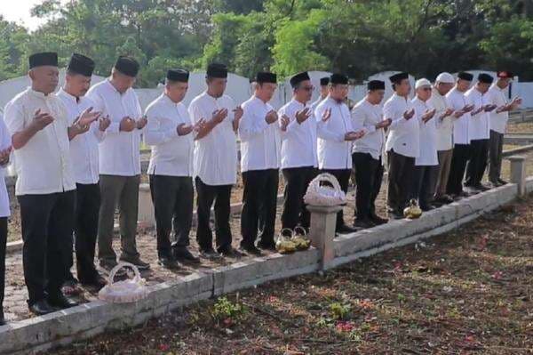 Peringatan 21 Tahun Tsunami Aceh, Ribuan Warga Ziarah ke Kuburan Massal Doakan Para Syuhada