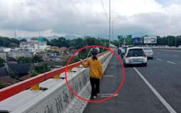 Perempuan Muda Hendak Loncat dari Flyover Pasupati Bandung Diselamatkan Babinsa Tamansari