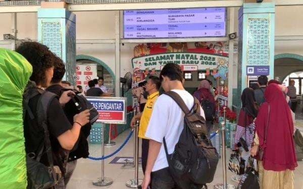 Stasiun Pasar Senen Dipadati Penumpang saat Libur Natal