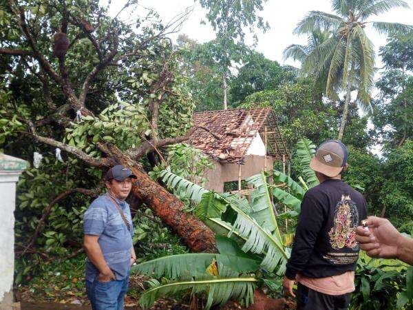 Belasan Atap Rumah Warga di Desa Cintaasih Gekbrong Rusak Dihantam Angin Beliung