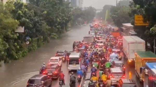 Banjir Rendam Jalan DI Panjaitan Jaktim, Lalu Lintas Macet Panjang