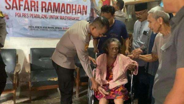 Berkah Ramadhan, Ibu Titi yang Sakit Tak Bisa Jalan Dapat Bantuan Kursi Roda dari Kapolres Pemalang Berkah Ramadhan, Ibu Titi yang Sakit Tak Bisa Jalan Dapat Bantuan Kursi Roda dari Kapolres Pemalang