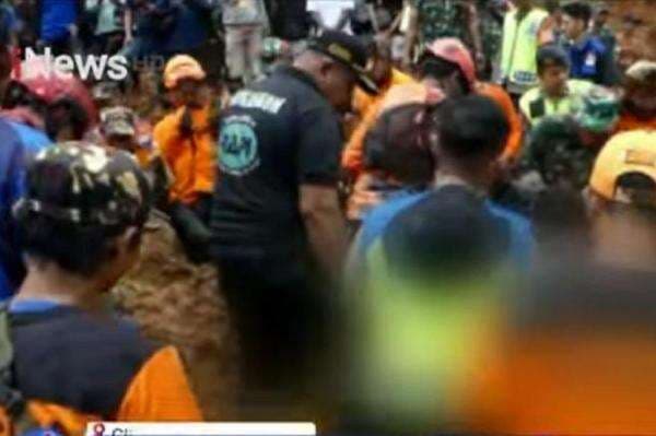 Longsor Cilacap: 9 Anjing Pelacak dan 9 Alat Berat Dikerahkan Cari 18 Korban Hilang Longsor Cilacap: 9 Anjing Pelacak dan 9 Alat Berat Dikerahkan Cari 18 Korban Hilang