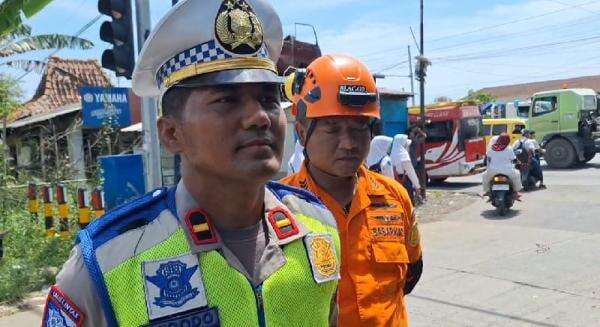 Video: Kecelakaan Maut di Lampu Merah Comal Baru Pemalang, 2 Orang Tewas Video: Kecelakaan Maut di Lampu Merah Comal Baru Pemalang, 2 Orang Tewas
