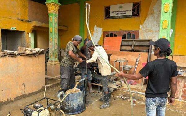Polisi Bangun Sumur Bor di Aceh Tamiang, Warga Bisa Konsumsi Air Bersih Polisi Bangun Sumur Bor di Aceh Tamiang, Warga Bisa Konsumsi Air Bersih