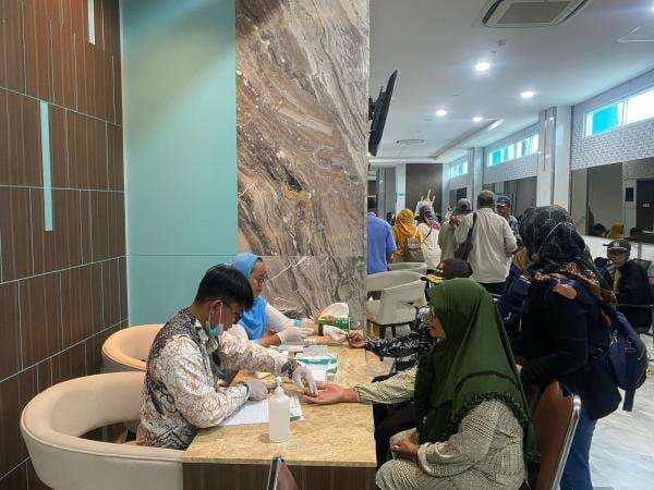 Ratusan Warga Rengasdengklok Antusias Hadiri Operasi Katarak Gratis di RS Hastien