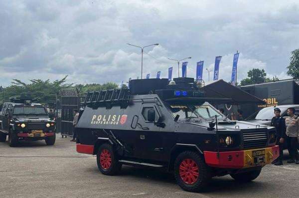 Jelang Lawan Persib, Persija Tiba di GBLA Naik Barracuda di Tengah Lautan Bobotoh