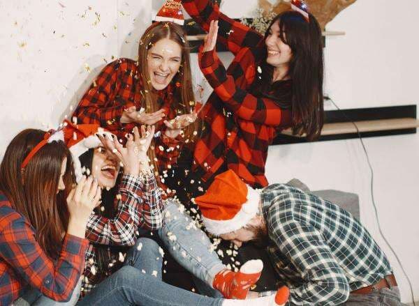 Tahun Baru Gak ke Mana-Mana? Ini 13 Ide Kegiatan Seru di Rumah