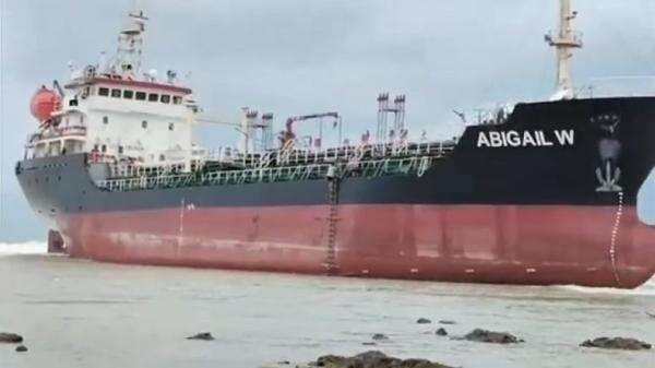 Cuaca Ekstrem Terjang Perairan Tuban, Kapal Tanker Kandas di Pantai Panduri