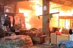 Kebakaran Pasar Induk Kramat Jati, Pedagang Panik Selamatkan Barang Dagangan