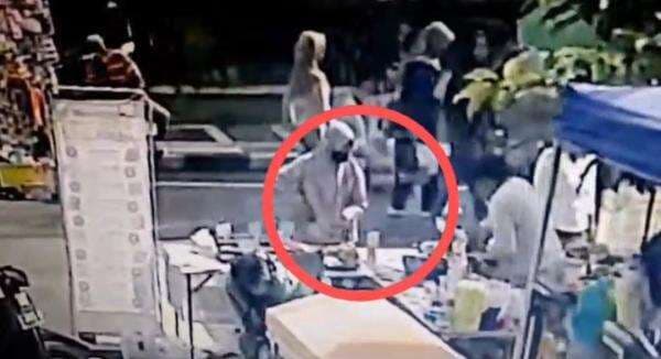 Terekam CCTV, Perempuan Gentayangan Ambil Uang Pedagang di CFD Alun-alun Bojonegoro Terekam CCTV, Perempuan Gentayangan Ambil Uang Pedagang di CFD Alun-alun Bojonegoro