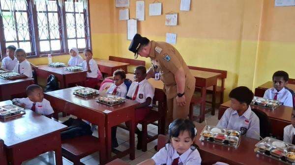 Pj Wali Kota Sorong Tinjau Pelaksanaan Program Makan Bergizi Gratis di SD Negeri 12 Rufei