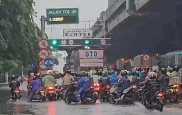 Pemotor Masuk Tol Wiyoto Wiyono Imbas Banjir Terjang Jalan Yos Sudarso