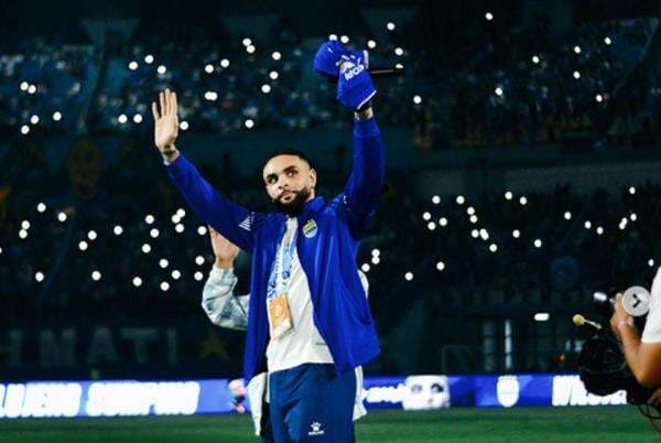 Istri Layvin Kurzawa Menangis Lihat sang Suami Disambut Puluhan Ribu Bobotoh Kelar Laga Persib Bandung vs PSBS Biak