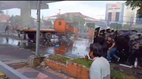 Ricuh Eksekusi Lahan Showroom Mazda di Makassar, Massa dan Polisi Bentrok Ricuh Eksekusi Lahan Showroom Mazda di Makassar, Massa dan Polisi Bentrok