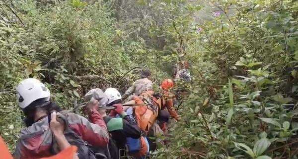 Jatuh ke Jurang 20 Meter, Jenazah Pendaki Gunung Slamet Berhasil Dievakuasi