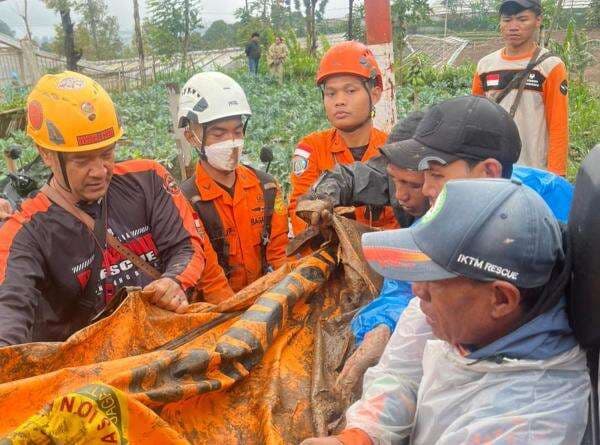 Medan Sulit Longsor Cisarua, Polri Turunkan Enam Anjing Pelacak K9