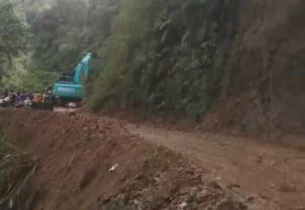 DPUPR Lebak Bersihkan Material Longsor di Ruas Jalan Ciparay-Warung Banten, Diapresiasi Aktivis