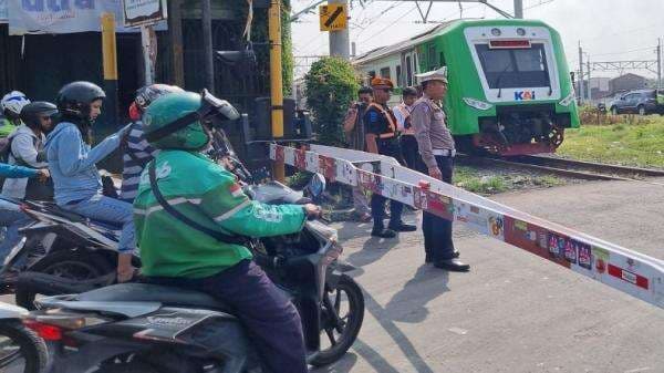 Daop 6 dan Polisi Tindak Pelanggaran Lalu Lintas di Perlintasan KA Gilingan Solo