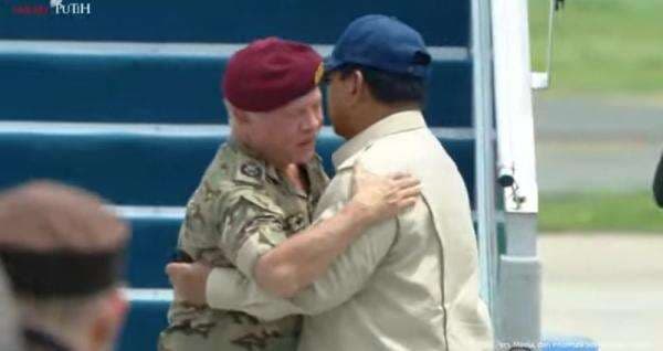 Prabowo Peluk Hangat Raja Yordania saat Mengantar Kepulangan di Halim Prabowo Peluk Hangat Raja Yordania saat Mengantar Kepulangan di Halim