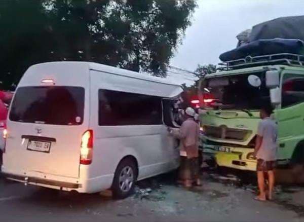 Kontra Dengan Truck Fuso di Probolinggo, Sopir dan Satu Penumpang Toyota Hiace Tewas