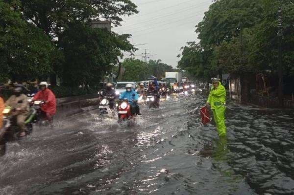 Banjir Rendam Jabodetabek, Jalan Daan Mogot Jakbar Macet Imbas Genangan Air