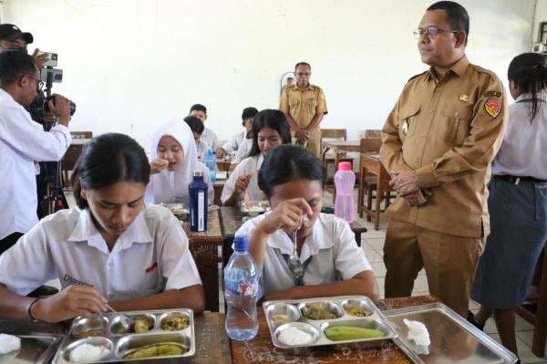 Gubernur NTT Tinjau Pelaksanaan Program Makan Bergizi Gratis di SMAN 7 Kupang Gubernur NTT Tinjau Pelaksanaan Program Makan Bergizi Gratis di SMAN 7 Kupang