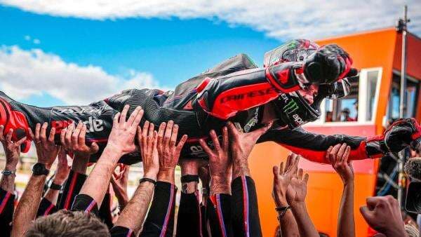 Alasan Marco Bezzecchi Selebrasi ala Valentino Rossi di MotoGP Valencia 2025