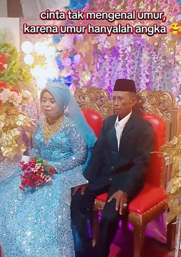 Viral! Pasangan Lansia Gelar Resepsi Pernikahan Pakai Gaun ala Princess