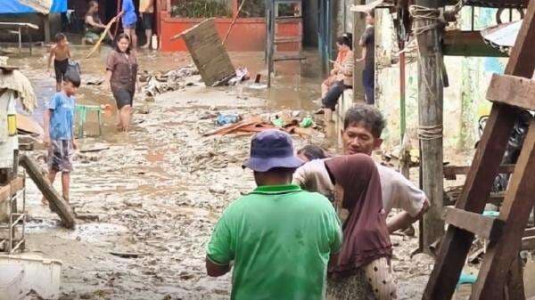 Update Dampak Banjir Sumut, Warga Medan Mulai Bersihkan Rumah dari Timbunan Lumpur