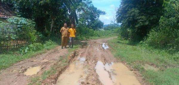 Jalan Program TMMD di Kecamatan Tenjo Dibiarkan Rusak Parah, Warga Tuntut Betonisasi Jalan Program TMMD di Kecamatan Tenjo Dibiarkan Rusak Parah, Warga Tuntut Betonisasi