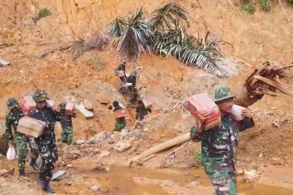 Akses Jalan Putus, Personel TNI Jalan Kaki Panggul Bantuan ke Dusun Terpencil di Tapteng