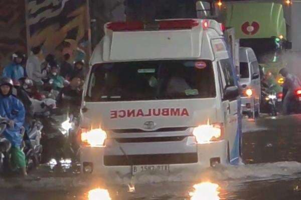 Banjir Jabodetabek, Ambulans Bawa Pasien Terobos Genangan di Cempaka Putih Jakpus