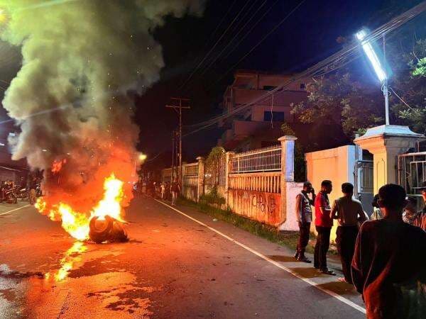 Keluarga Korban Kapal Tenggelam Gelar Aksi Bakar Ban dan Blokade Jalan di Depan PT. Citra Raja Ampat