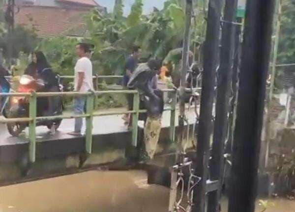 Viral, LC Karaoke Hendak Bunuh Diri dari Jembatan Sungai di Jombang, Warga Bereaksi Cepat