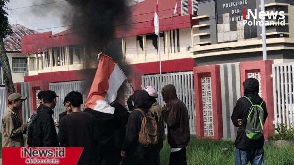 Geger RSUD Andi Depu: Pasien Diduga Dikeluarkan Paksa hingga Meninggal, Massa Tuntut Direktur Mundur Geger RSUD Andi Depu: Pasien Diduga Dikeluarkan Paksa hingga Meninggal, Massa Tuntut Direktur Mundur