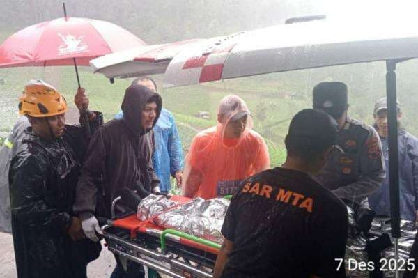 Dramatis! Evakuasi 2 Pelari Meninggal di Siksorogo Lawu Ultra di Tengah Hujan Lebat