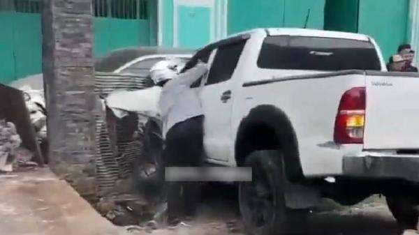 Toyota Hilux Tabrak 10 Kendaraan di Cipondoh, Kecelakaan Beruntun 3 Orang Alami Luka-luka