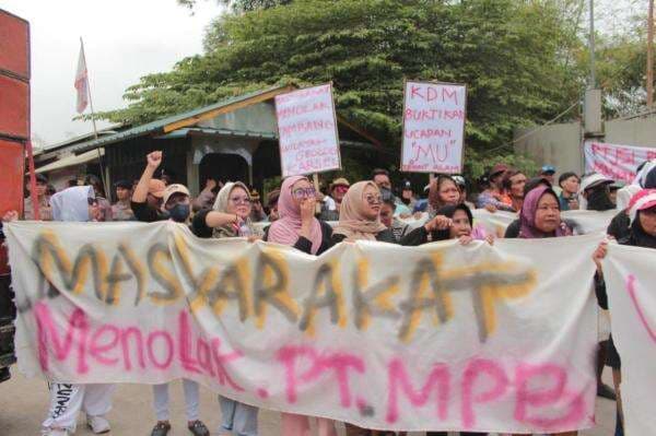 Massa Aksi Tuntut Operasi Tambang PT Mas Putih Belitung Dihentikan Massa Aksi Tuntut Operasi Tambang PT Mas Putih Belitung Dihentikan