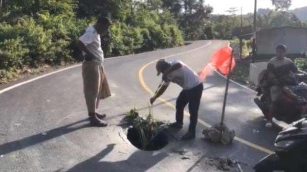 Pengendara Digegerkan Kemunculan Lubang Sedalam 10 Meter Ditengah Jalan Poros Maros-Bone Pengendara Digegerkan Kemunculan Lubang Sedalam 10 Meter Ditengah Jalan Poros Maros-Bone