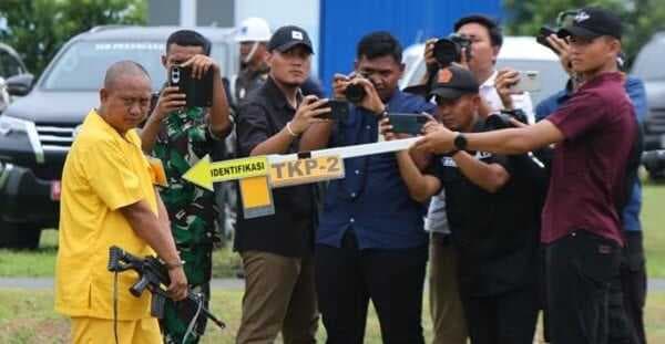 Rekonstruksi Mencekam: Detik-Detik Anggota TNI ini Tembak Mati 3 Polisi Saat Gerebek Sabung Ayam Rekonstruksi Mencekam: Detik-Detik Anggota TNI ini Tembak Mati 3 Polisi Saat Gerebek Sabung Ayam